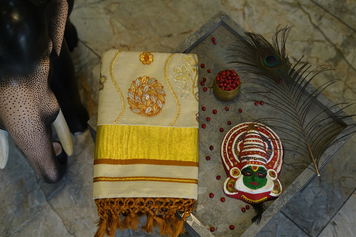 Kesari_Chakra_Kasavu_Saree